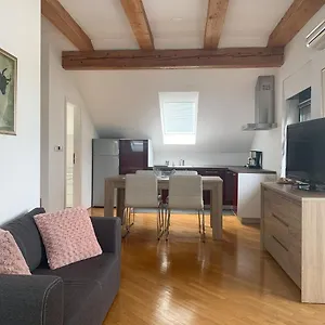 Apartamento Ela's, Komenda